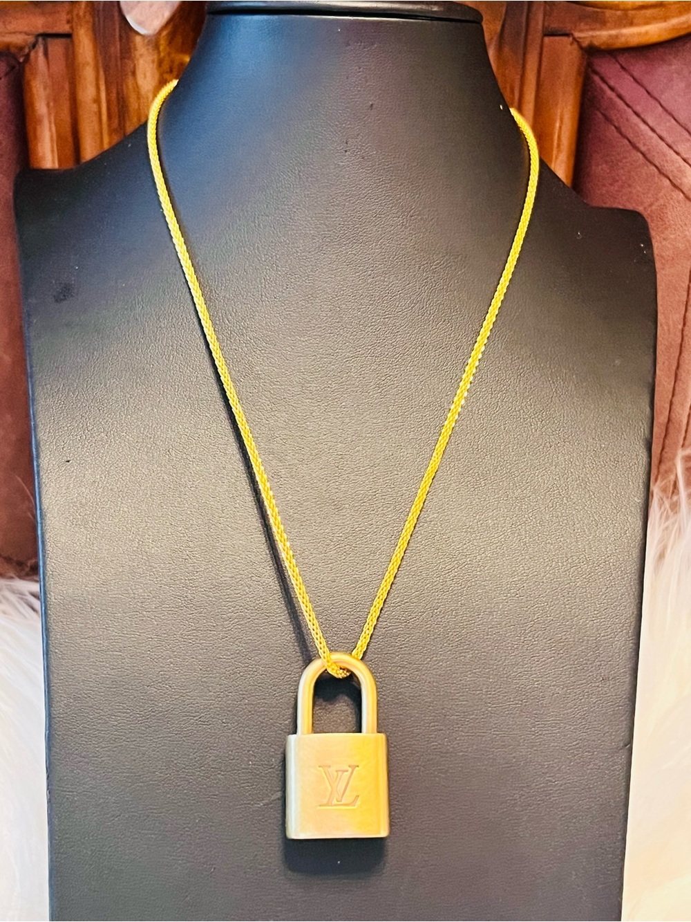 Louis Vuitton Gold Padlock Pendant unbranded Necklace - Gold Chain #326 - Picture 9 of 11